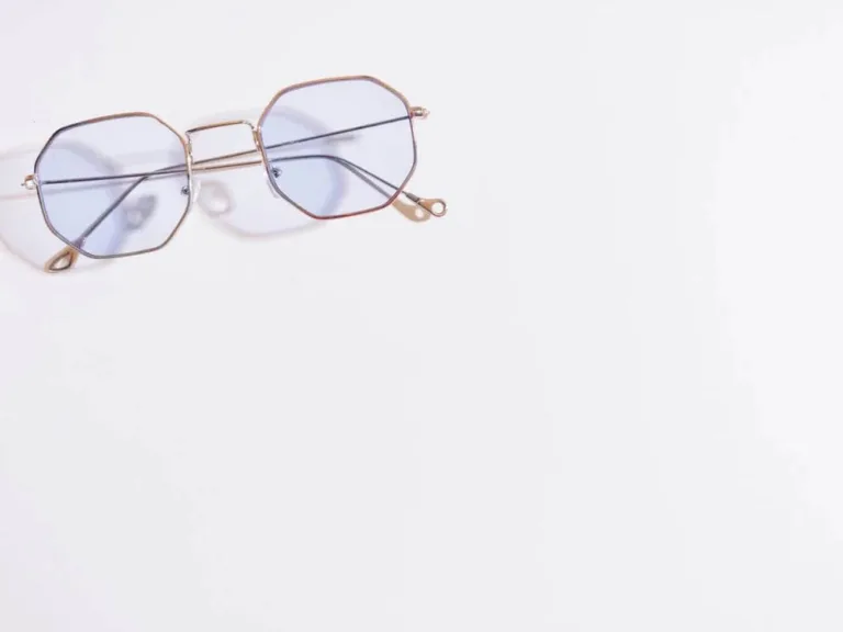 Czym jest antyrefleks w okularach i co daje?