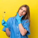 Kobieta_z_narzędziami_stomatologicznymi